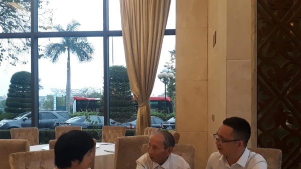 Lắng nghe những hồi ức của cụ Trần Xuất Chúng.