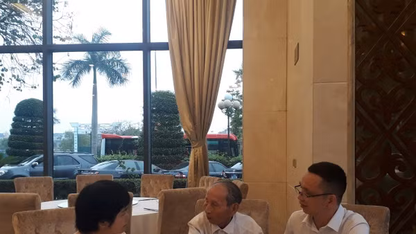 Lắng nghe những hồi ức của cụ Trần Xuất Chúng.