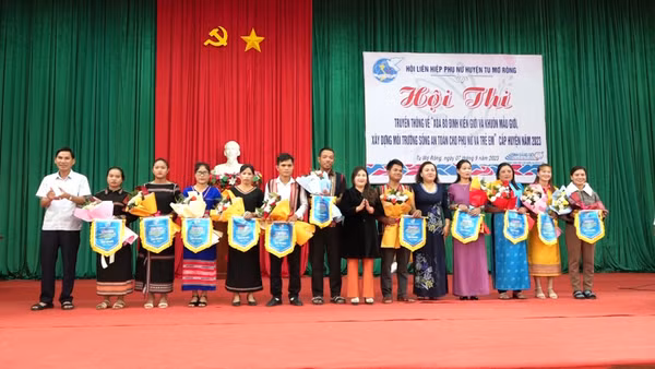 Ban Tổ chức tặng hoa và Cờ lưu niệm cho các đội tham gia Hội thi.