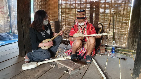 Nghệ nhân A Broh Vẽ giới thiệu cách chế tác đàn M’bin puil.