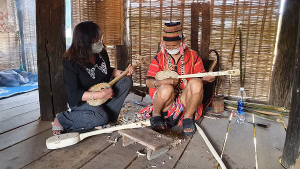 Nghệ nhân A Broh Vẽ giới thiệu cách chế tác đàn M’bin puil.