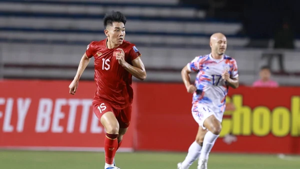 Nguyễn Đình Bắc (áo đỏ). 