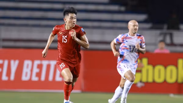 Nguyễn Đình Bắc (áo đỏ). 