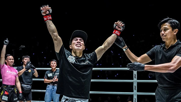 Võ sĩ Phạm Văn Nam. 