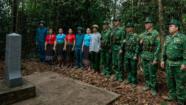Ông Quang Văn Thu (thứ bảy, từ trái sang) và người dân phối hợp tuần tra đường biên, cột mốc cùng chiến sĩ Đồn Biên phòng Thông Thụ (huyện Quế Phong, tỉnh Nghệ An). Ảnh: NGUYỄN ĐẠO