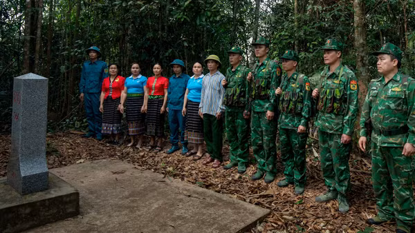 Ông Quang Văn Thu (thứ bảy, từ trái sang) và người dân phối hợp tuần tra đường biên, cột mốc cùng chiến sĩ Đồn Biên phòng Thông Thụ (huyện Quế Phong, tỉnh Nghệ An). Ảnh: NGUYỄN ĐẠO