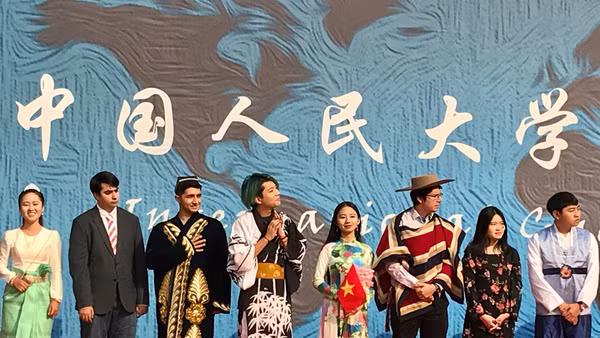 Hoàng Thị Hạnh Trang (thứ tư từ phải sang) cầm cờ Tổ quốc trong một sự kiện giao lưu văn hóa ở Bắc Kinh.