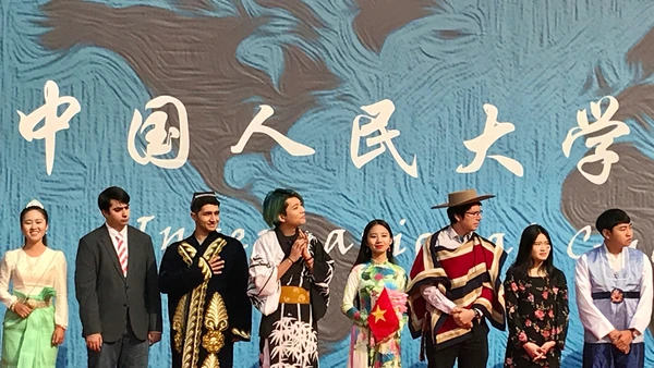 Hoàng Thị Hạnh Trang (thứ tư từ phải sang) cầm cờ Tổ quốc trong một sự kiện giao lưu văn hóa ở Bắc Kinh.