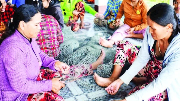 Nghề làm rập cua giúp người dân tăng thu nhập lúc nông nhàn.