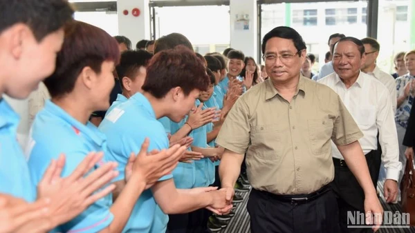 Các cầu thủ đội bóng đá nữ Việt Nam đón Thủ tướng Phạm Minh Chính.