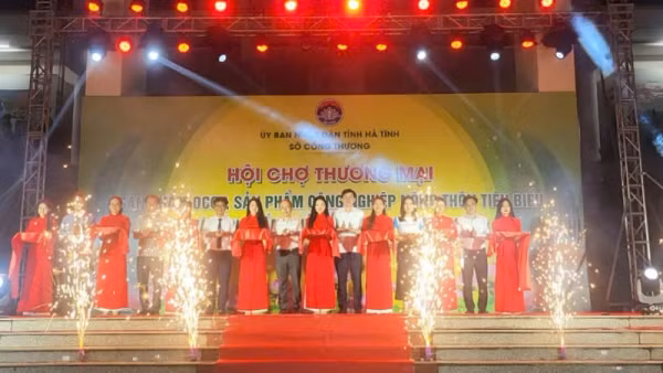 Đại diện lãnh đạo các sở, ngành, địa phương ở Hà Tĩnh cắt băng khai mạc hội chợ.