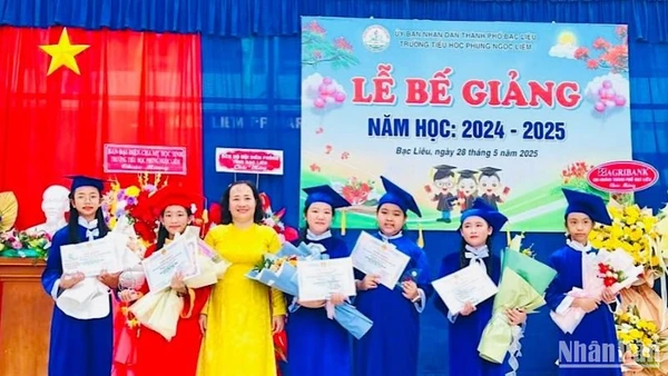 Cô Nguyễn Thị Nguyệt, Hiệu trưởng Trường tiểu học Phùng Ngọc Liêm (thành phố Bạc Liêu) trao Giấy khen cho các học sinh có thành tích xuất sắc 5 năm liền (2020-2025).