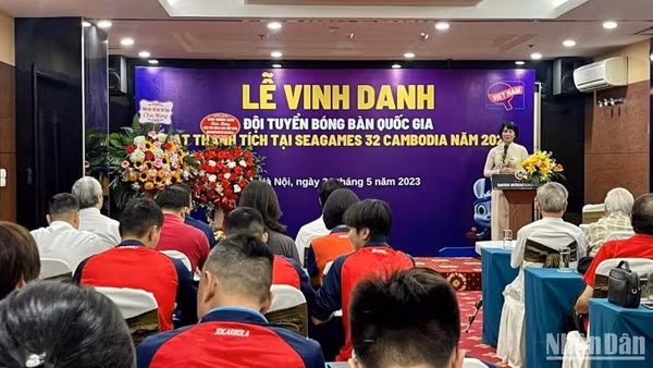 Bà Lê Thị Hoàng Yến, Tổng cục phó Thể dục-Thể thao phát biểu tại buổi lễ. 