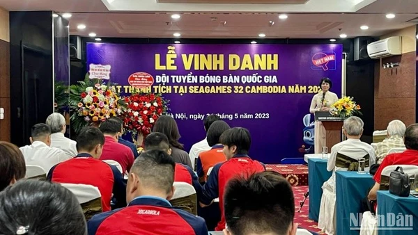 Bà Lê Thị Hoàng Yến, Tổng cục phó Thể dục-Thể thao phát biểu tại buổi lễ. 