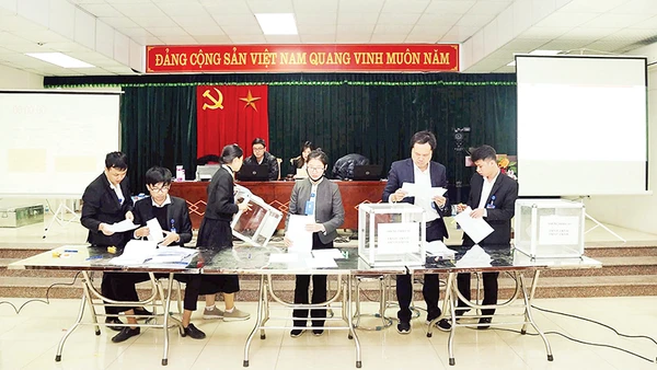 Kiểm phiếu tại phiên đấu giá đất tại huyện Mê Linh. (Ảnh Hoàng Sơn)