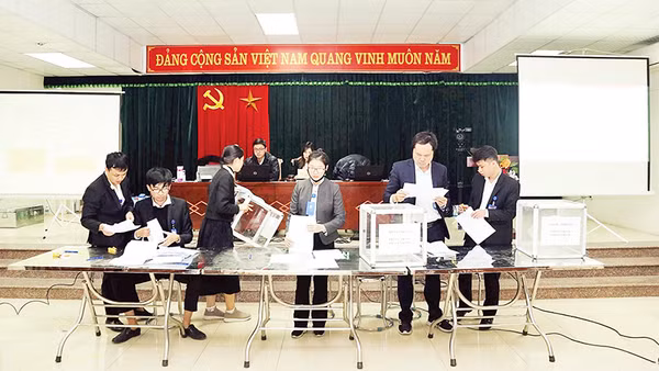 Kiểm phiếu tại phiên đấu giá đất tại huyện Mê Linh. (Ảnh Hoàng Sơn)