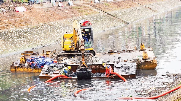 Công nhân dọn dẹp hai bên bờ sông, nạo vét, hút bùn, khơi thông luồng lạch.
