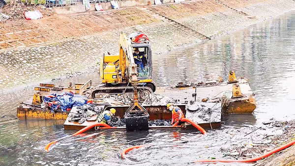 Công nhân dọn dẹp hai bên bờ sông, nạo vét, hút bùn, khơi thông luồng lạch.
