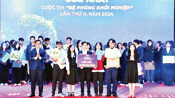 Dự án Awake Drive đã giành giải nhất cuộc thi Bệ phóng khởi nghiệp năm 2024.