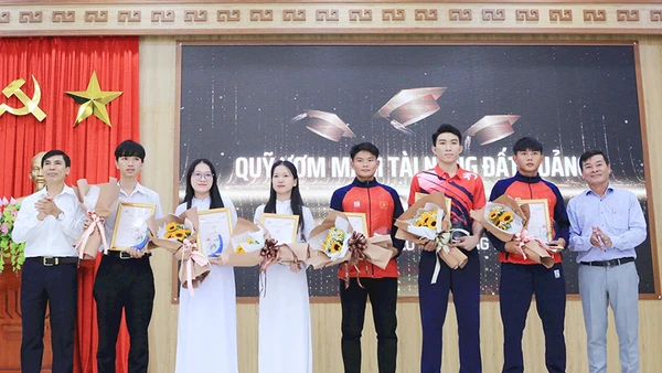 Đại diện lãnh đạo các cơ quan của tỉnh Quảng Nam trao thưởng cho các cá nhân có thành tích xuất sắc. (Ảnh: T.CÔNG)