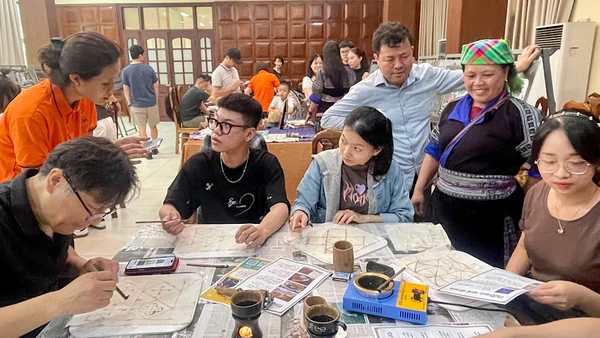 Đông đảo người dân và du khách tham gia hoạt động trải nghiệm "Giữ màu di sản".