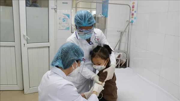 Ảnh minh họa: Bác sĩ Bệnh viện A Thái Nguyên tiêm cho bệnh nhi. (Nguồn: TTXVN)