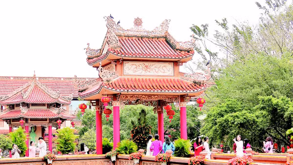 3 - Hồ Phóng Sanh nằm giữa không gian chùa.