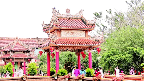 3 - Hồ Phóng Sanh nằm giữa không gian chùa.