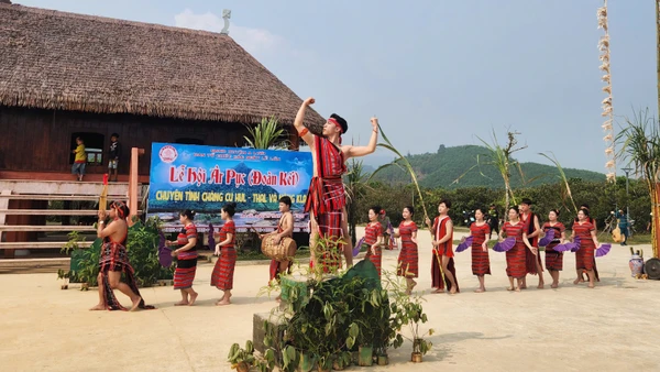 Sắc màu văn hóa, kinh tế ở A Lưới có nhiều thay đổi trong những năm gần đây.