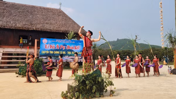 Sắc màu văn hóa, kinh tế ở A Lưới có nhiều thay đổi trong những năm gần đây.