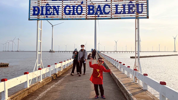 Du khách tham quan Nhà máy điện gió Bạc Liêu.