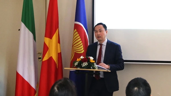 Đại sứ Việt Nam tại Italia Dương Hải Hưng phát biểu tại lễ kỷ niệm. (Ảnh: Trường Dụy/TTXVN)