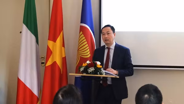 Đại sứ Việt Nam tại Italia Dương Hải Hưng phát biểu tại lễ kỷ niệm. (Ảnh: Trường Dụy/TTXVN)