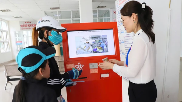 Hướng dẫn bệnh nhân thực hiện thao tác ứng dụng công nghệ số.