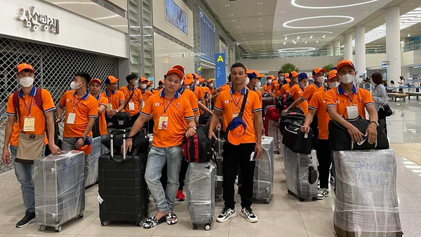 Lao động đi làm việc ở nước ngoài theo hợp đồng. (Ảnh minh họa: Dolab)