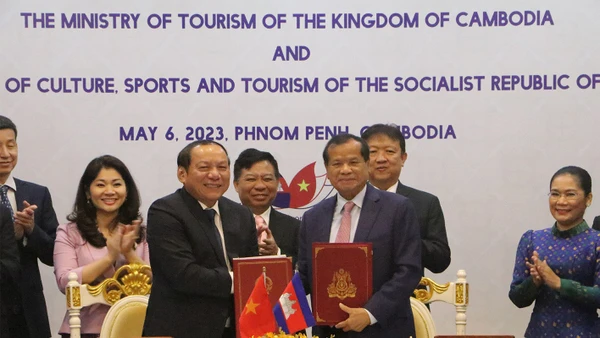 Hai Bộ trưởng ký kết Biên bản ghi nhớ hợp tác. 