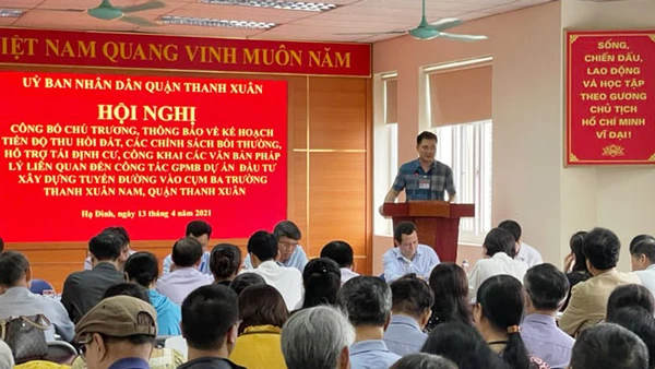 Ban quản lý dự án quận Thanh Xuân thông tin đến người dân về chính sách bồi thường, hỗ trợ tái định cư khi triển khai dự án xây dựng tuyến đường vào cụm 3 trường, phường Thanh Xuân Nam.