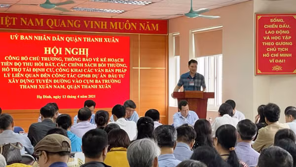 Ban quản lý dự án quận Thanh Xuân thông tin đến người dân về chính sách bồi thường, hỗ trợ tái định cư khi triển khai dự án xây dựng tuyến đường vào cụm 3 trường, phường Thanh Xuân Nam.