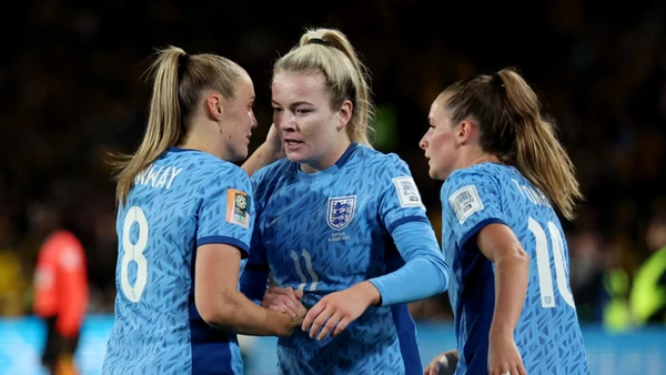 Đội tuyển nữ Anh ăn mừng bàn thắng gia tăng cách biệt. (Ảnh: Reuters)