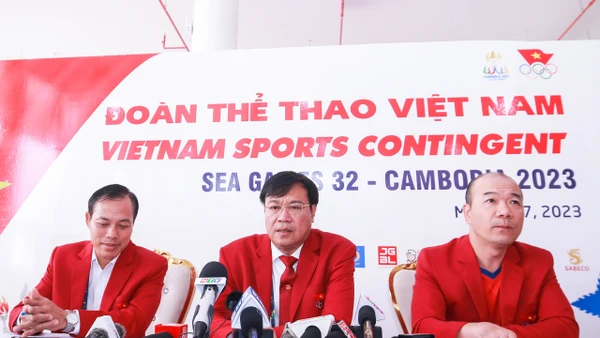Trưởng Đoàn Đặng Việt Hà cùng 2 Phó Đoàn tham dự buổi gặp mặt báo chí của Đoàn Thể thao Việt Nam. (Ảnh: Như Đạt)