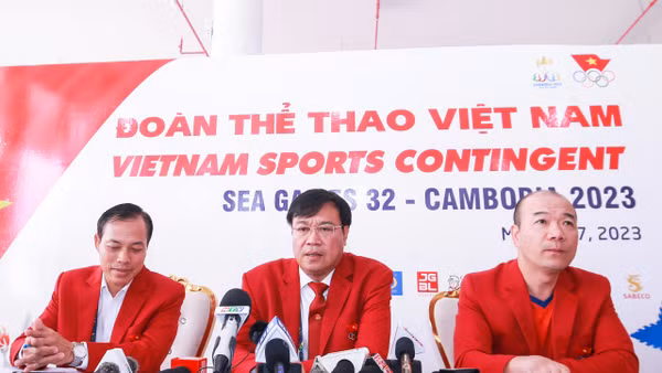Trưởng Đoàn Đặng Việt Hà cùng 2 Phó Đoàn tham dự buổi gặp mặt báo chí của Đoàn Thể thao Việt Nam. (Ảnh: Như Đạt)