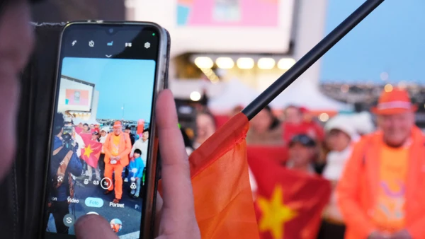 [Ảnh] Cổ động viên đến sân cổ vũ trận Việt Nam - Hà Lan