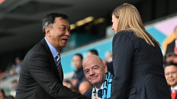 Chủ tịch FIFA Gianni Infantino (giữa), Chủ tịch VFF Trần Quốc Tuấn (trái) và Chủ tịch Liên đoàn Bóng đá Mỹ Cindy Parlow Cone gặp mặt trong trận đấu giữa đội tuyển nữ Việt Nam và Mỹ. (Ảnh: VFF)