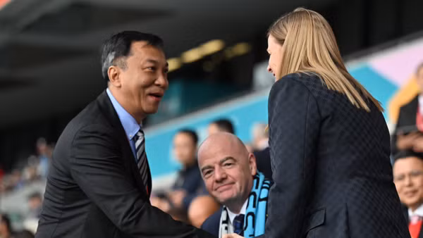 Chủ tịch FIFA Gianni Infantino (giữa), Chủ tịch VFF Trần Quốc Tuấn (trái) và Chủ tịch Liên đoàn Bóng đá Mỹ Cindy Parlow Cone gặp mặt trong trận đấu giữa đội tuyển nữ Việt Nam và Mỹ. (Ảnh: VFF)