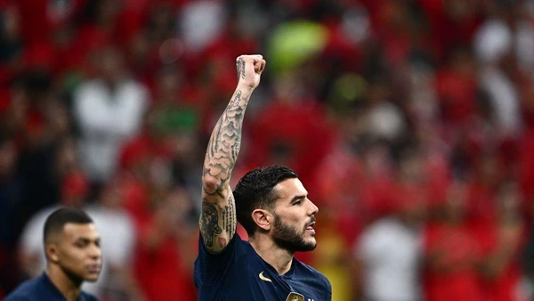 Pha ăn mừng bàn thắng mở tỷ số của hậu vệ Pháp Theo Hernandez vào lưới tuyển Maroc trong trận đấu bán kết World Cup 2022 ngày 15/12. (Ảnh: AFP/TTXVN)