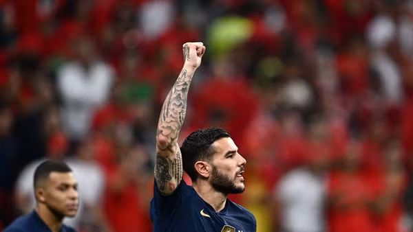 Pha ăn mừng bàn thắng mở tỷ số của hậu vệ Pháp Theo Hernandez vào lưới tuyển Maroc trong trận đấu bán kết World Cup 2022 ngày 15/12. (Ảnh: AFP/TTXVN)