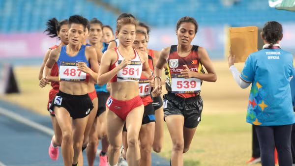 Vận động viên Nguyễn Thị Oanh (số 561) giành Huy chương Vàng môn điền kinh nội dung 5.000m nữ. (Ảnh: TAM NINH)