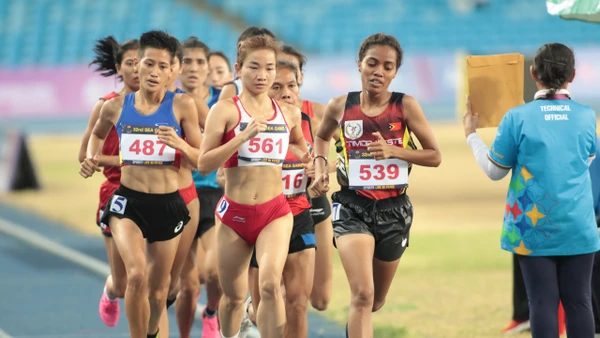 Vận động viên Nguyễn Thị Oanh (số 561) giành Huy chương Vàng môn điền kinh nội dung 5.000m nữ. (Ảnh: TAM NINH)