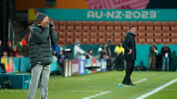 Huấn luyện viên Mai Đức Chung liên tục chỉ đạo từ ngoài đường biên. (Ảnh: ĐỖ ĐẠT)