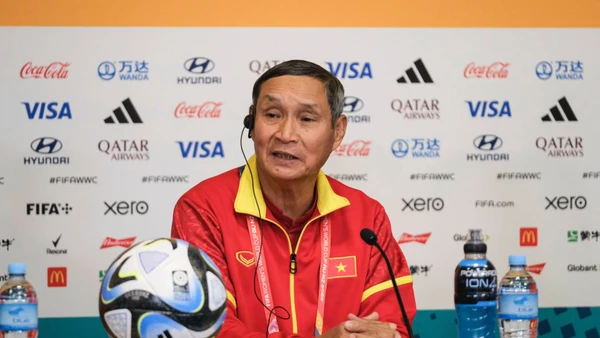 HLV Mai Đức Chung tại buổi họp trước trận đấu gặp đội tuyển nữ Hà Lan. (Ảnh: VFF)